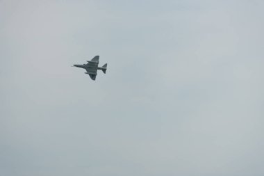 Bulutlu bir günde gökyüzünde uçak