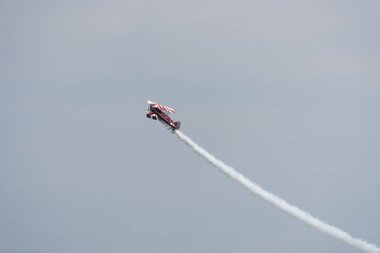 Bulutlu bir günde gökyüzünde uçak