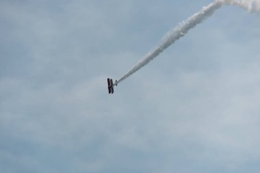 Bulutlu bir günde gökyüzünde uçak