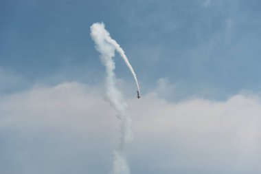 Bulutlu bir günde gökyüzünde uçak