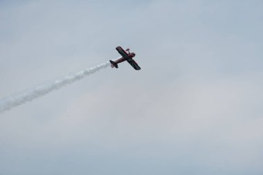 Bulutlu bir günde gökyüzünde uçak