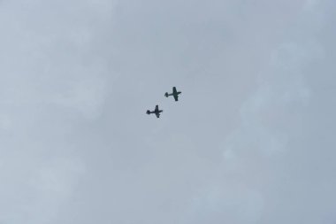 Bulutlu bir günde gökyüzünde uçaklar