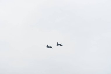 Bulutlu bir günde gökyüzünde uçaklar