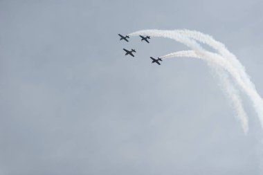 Bulutlu bir günde gökyüzünde uçaklar