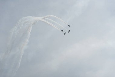 Bulutlu bir günde gökyüzünde uçaklar