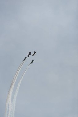 Bulutlu bir günde gökyüzünde uçaklar