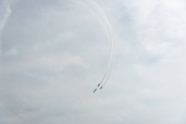 Bulutlu bir günde gökyüzünde uçaklar