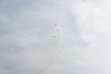 Bulutlu bir günde gökyüzünde uçaklar