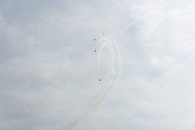 Bulutlu bir günde gökyüzünde uçaklar