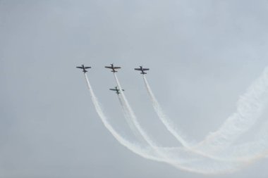 Bulutlu bir günde gökyüzünde uçaklar