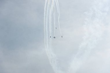 Bulutlu bir günde gökyüzünde uçaklar