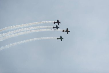 Bulutlu bir günde gökyüzünde uçaklar