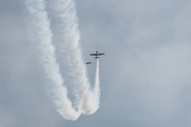 Bulutlu bir günde gökyüzünde uçaklar