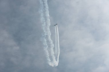 Bulutlu bir günde gökyüzünde uçaklar