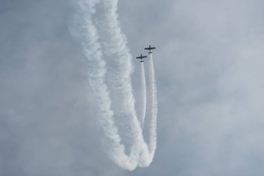 Bulutlu bir günde gökyüzünde uçaklar