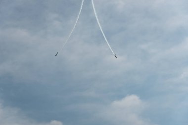 Bulutlu bir günde gökyüzünde uçaklar