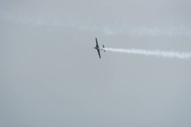 Bulutlu bir günde gökyüzünde uçaklar