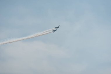 Bulutlu bir günde gökyüzünde uçaklar