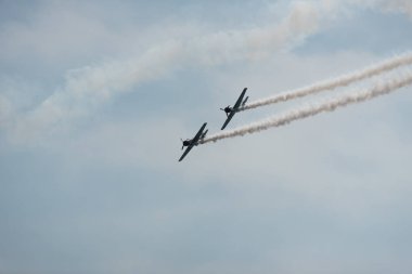 Bulutlu bir günde gökyüzünde uçaklar