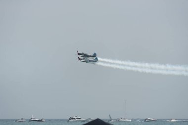 Bulutlu bir günde gökyüzünde uçaklar