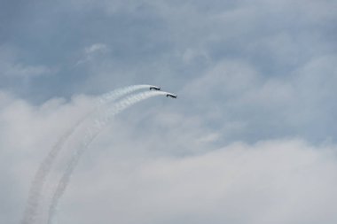 Bulutlu bir günde gökyüzünde uçaklar