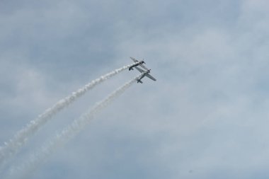 Bulutlu bir günde gökyüzünde uçaklar