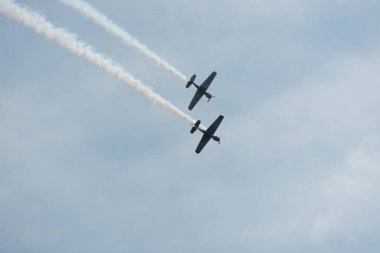 Bulutlu bir günde gökyüzünde uçaklar