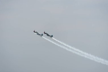 Bulutlu bir günde gökyüzünde uçaklar