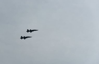 Bulutlu bir günde gökyüzünde uçaklar