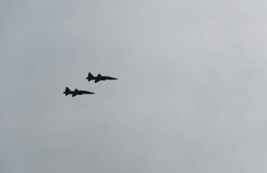 Bulutlu bir günde gökyüzünde uçaklar