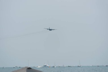 Bulutlu bir günde gökyüzünde uçak