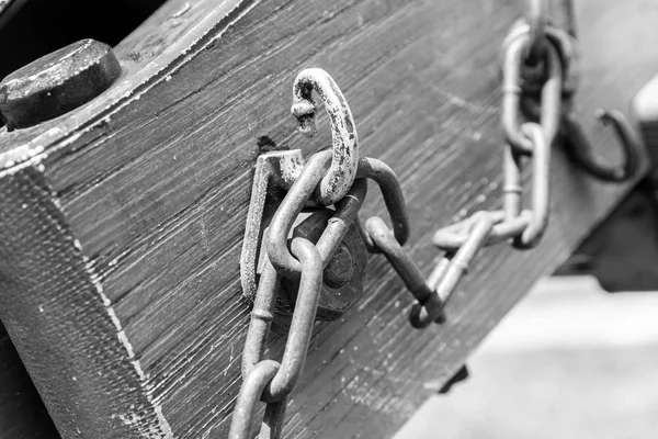 Old rusty chain on a wooden fence — Stock Photo, Image