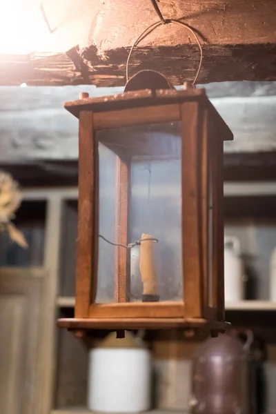 Pequeña vela vieja en una caja de madera y vidrio — Foto de Stock