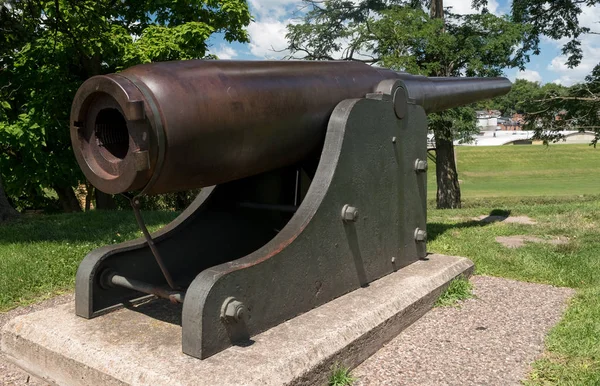 Πολύ παλιά canon πυροβολικού σε ένα πάρκο — Φωτογραφία Αρχείου