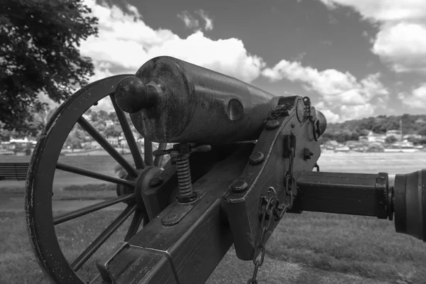 Nagyon régi tüzérségi canon egy parkban — Stock Fotó