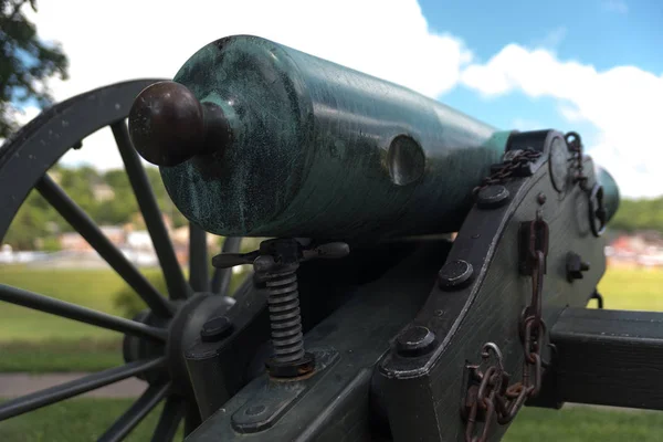 Cânone de artilharia muito antigo em um parque — Fotografia de Stock