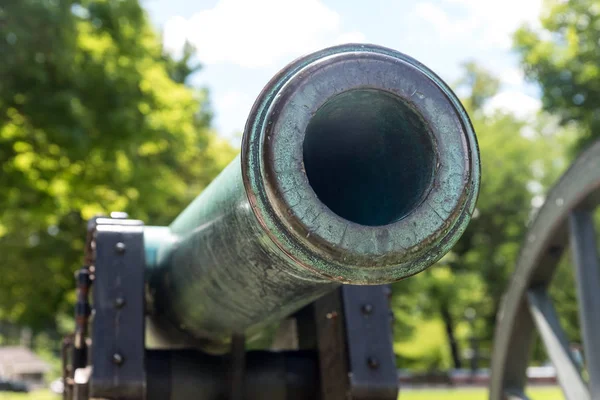 Πολύ παλιά canon πυροβολικού σε ένα πάρκο — Φωτογραφία Αρχείου