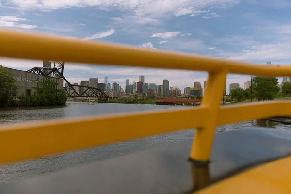 Vy av en Chicago från water taxi — Stockfoto