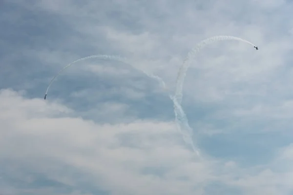 Aviones en el cielo en un día nublado — Foto de Stock