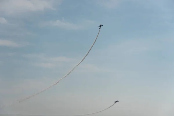 Flugzeuge am Himmel an einem bewölkten Tag — Stockfoto