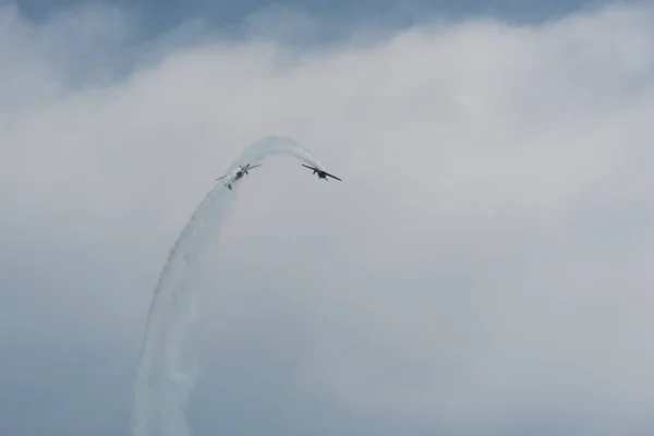 Airplanes in the sky on a cloudy day — Stock Photo, Image