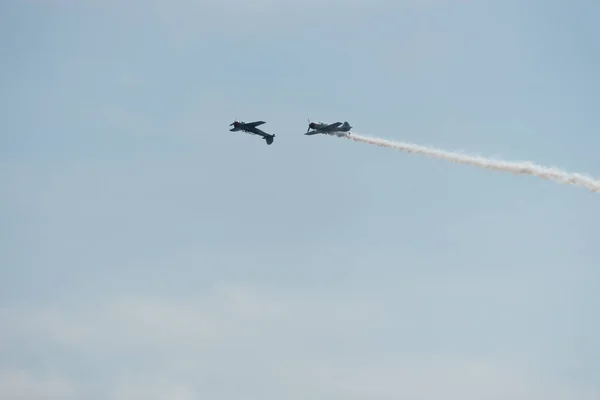 Airplanes in the sky on a cloudy day — Stock Photo, Image