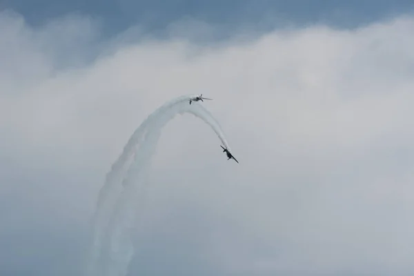 Flugzeuge am Himmel an einem bewölkten Tag — Stockfoto