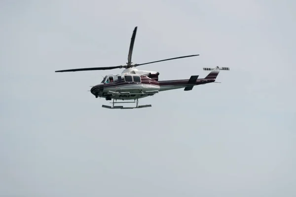 Вертолет в небе в облачный день — стоковое фото