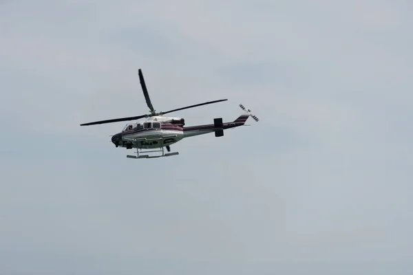 Helicopter in the sky on a cloudy day — Stock Photo, Image