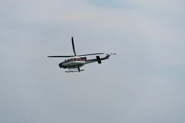 Вертолет в небе в облачный день — стоковое фото
