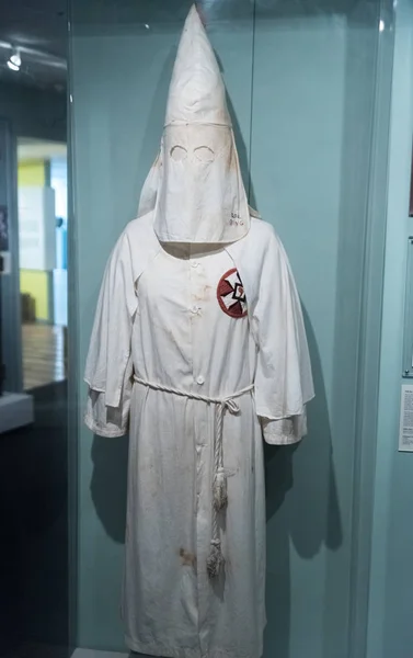 Túnica Ku Klux Klan no museu — Fotografia de Stock