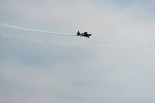 Avión en el cielo en un día nublado — Foto de Stock