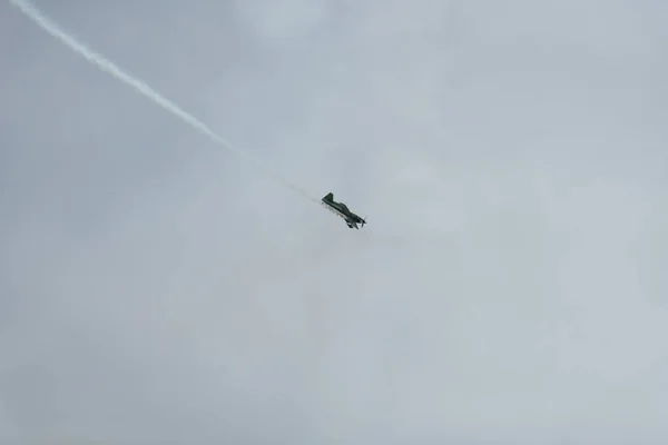 Avion dans le ciel par une journée nuageuse — Photo