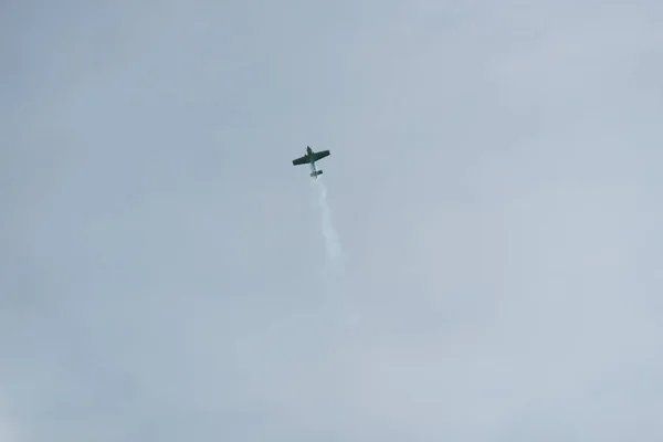 Avión en el cielo en un día nublado —  Fotos de Stock